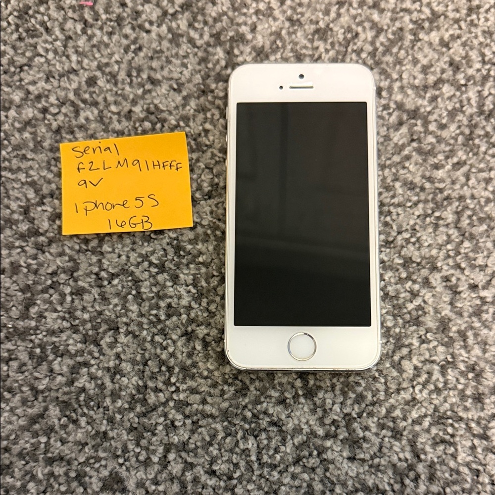 Apple iPhone 5S - White and Silver